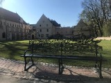 Kraków. Franciszkanie pamiętają o urodzinach Benedykta XVI. Stanęła specjalna ławeczka [ZDJĘCIA]