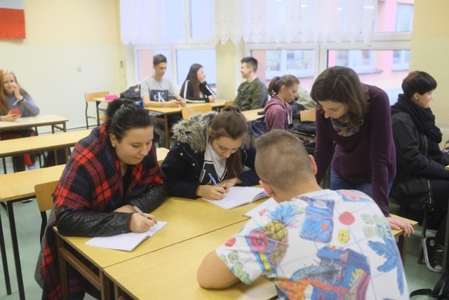 Nauczyciele prowadzą teraz lekcje zdalnie. Mogą w związku z tym otrzymać 500 plus - bon na zakup sprzętu niezbędnego do zdalnego nauczania czy internetu.