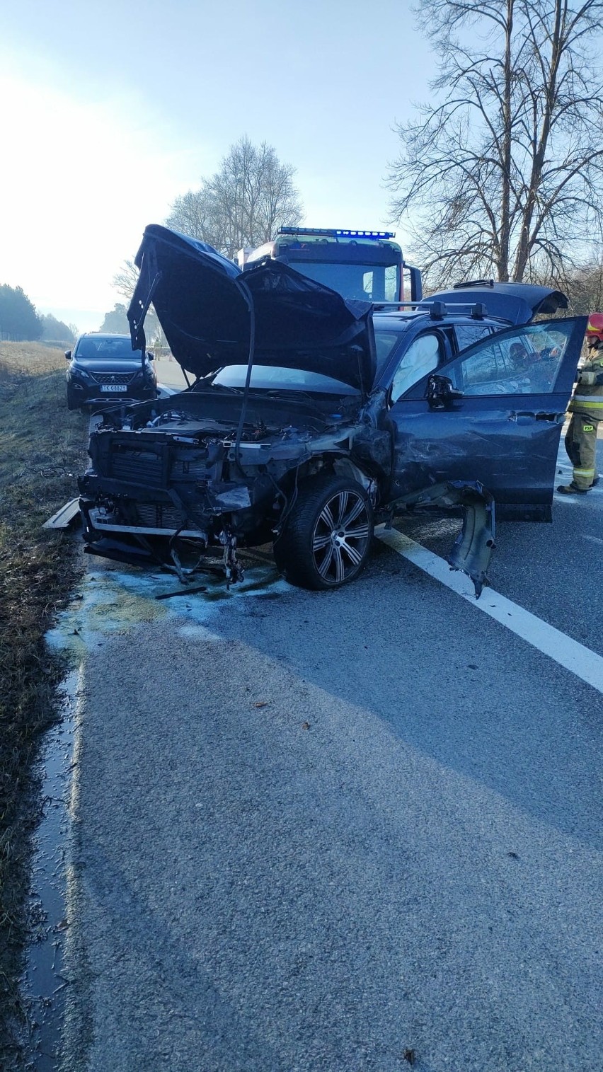 Wypadek na trasie S7 w Pągowcu w powiecie białobrzeskim. Samochód osobowy najechał na przyczepę