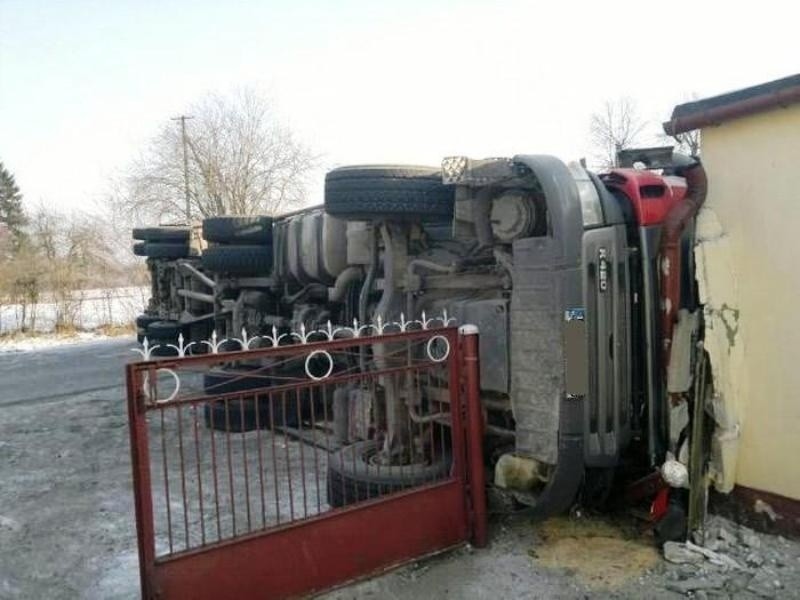 Wypadek. Wywrócił się tir z paszą