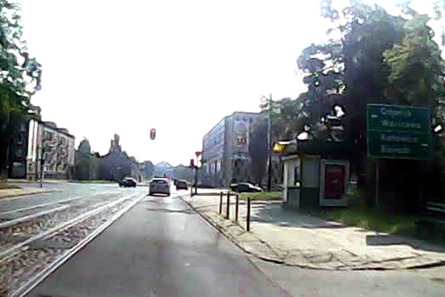 Radiowóz przejechał przez skrzyżowanie na czerwonym świetle