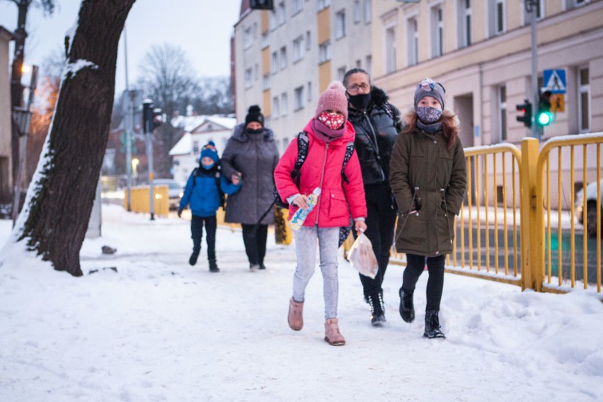 Szkoła od poniedziałku. Uczniowie klas I-III już na lekcjach [ZDJĘCIA]