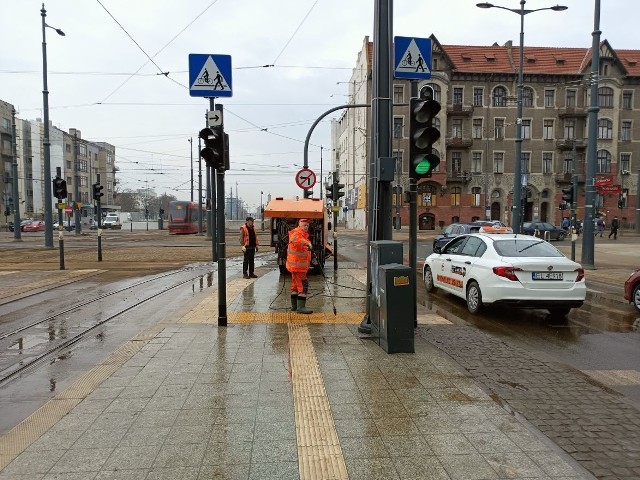 W piątek na przystanku Piotrkowska Centrum znów szorowano myjką ciśnieniową granitowe płyty.