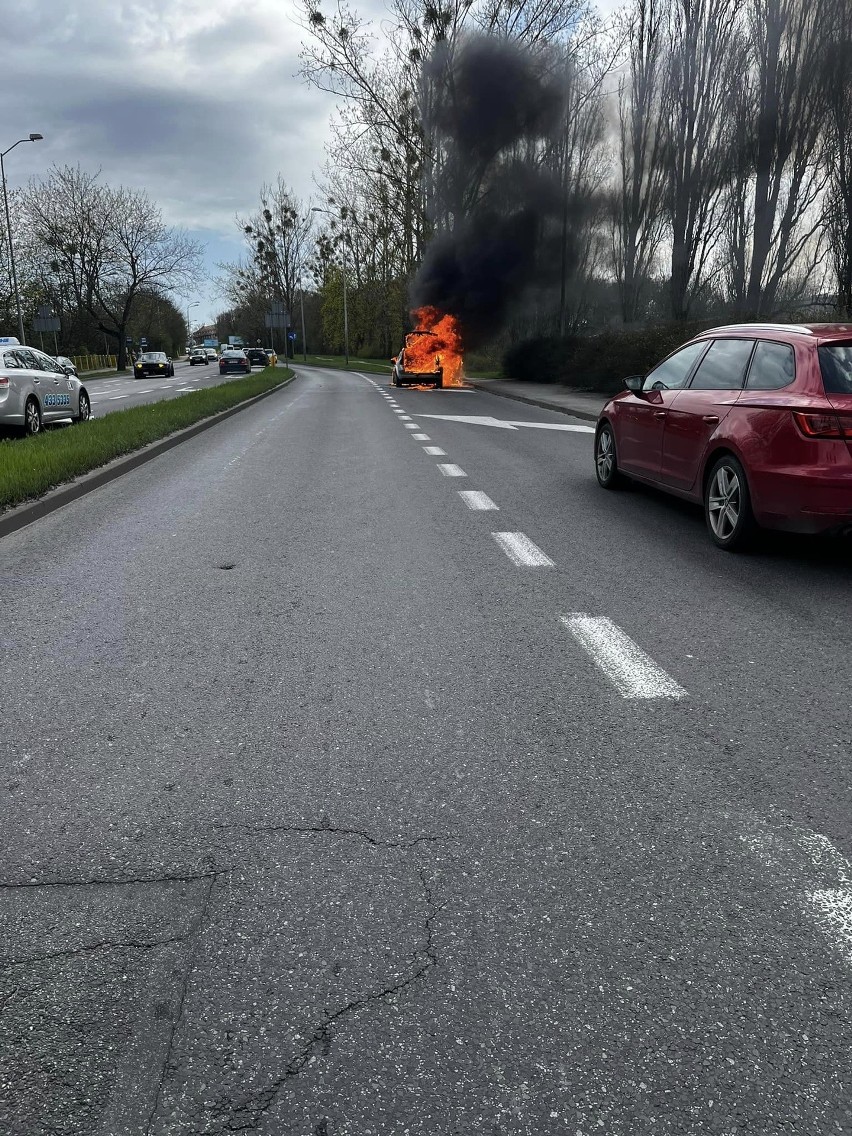 Spłonął samochód osobowy na ul. Obotryckiej w Szczecinie. Są utrudnienia