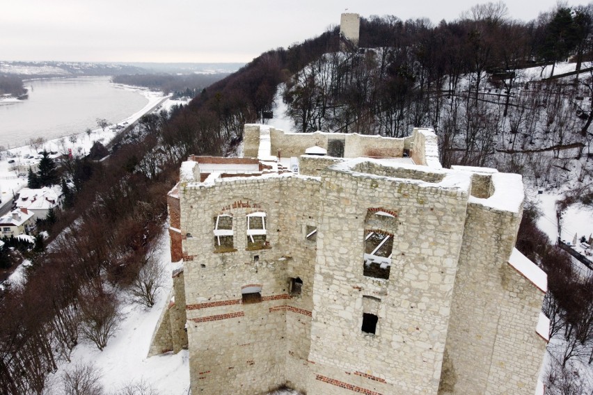 Kazimierz Dolny pokryty śnieżną pierzynką. Zobacz, jak wygląda zimowe miasto z lotu ptaka. Zdjęcia