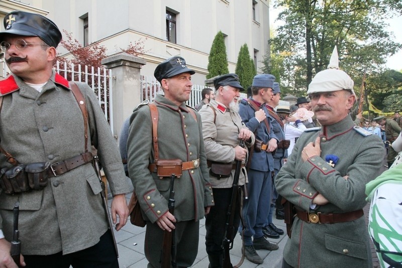 Piknik historyczny przed łódzką katedrą [zdjęcia]