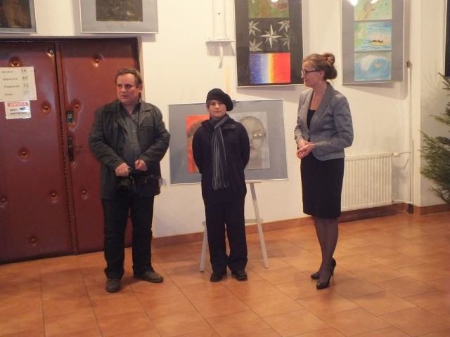 Cieszymir z dumnym tatą Piotrem Byliną oraz Gizelą Pijar, dyrektorką Wąbrzeskiego Domu Kultury.