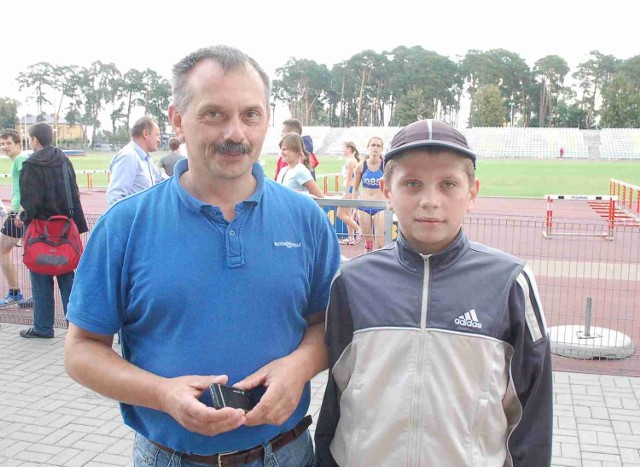 Arkadiusz Miśkiewicz zawodnik UKS Olimp Kozienice zajął drugie miejsce w chodzie na trzy kilometry i awansował na mistrzostwa Polski. Jego trener, tata Roman, nie kryl zadowolenia z występu syna.