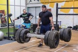 Strongman Michał Kopacki szykuje się do zawodów w Ameryce. Wspiera go żona Beata