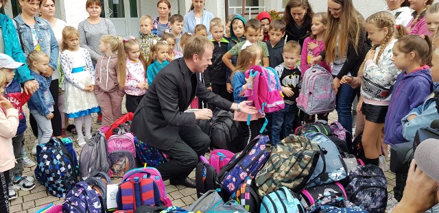 31 sierpnia odbyło się przekazanie wyprawek szkolnych dzieciom z Polskiej Szkoły w Strzelczyskach. Ks. Piotr Potyrała przekazał też laptopa do  szkoły
