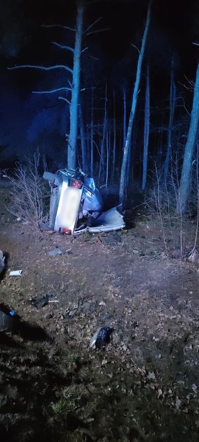 Dramat na drodze krajowej 48 w Szczytach w gminie Białobrzegi. W wypadku zginął młody mężczyzna. Jego samochód rozbił się o drzewo