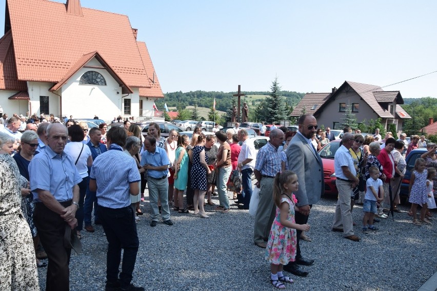 Hołd dla 30 ofiar pacyfikacji Radwanowic w miejscu kaźni hitlerowskiej. Wspomnienia bestialskiego mordu [ZDJĘCIA] 