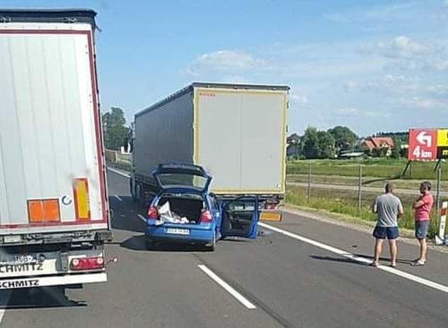 Łyski. Wypadek na dk8. Dwie osoby ranne w zderzeniu osobówki z ciężarówką