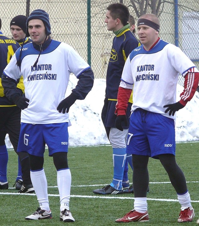 Piłkarze Kantoru Turbia (z prawej Rafał Gruszczyk, obok Piotr Sojecki) dobrze wypadli w meczu kontrolnym z Unią Nowa Sarzyna.