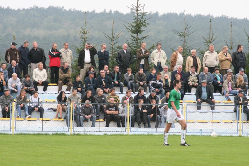 Derby powiatu jędrzejowskiego w 2010 roku. Pamiętacie ten mecz? Mamy dla Was ciekawe zdjęcia z meczu i kibiców [ZDJĘCIA]