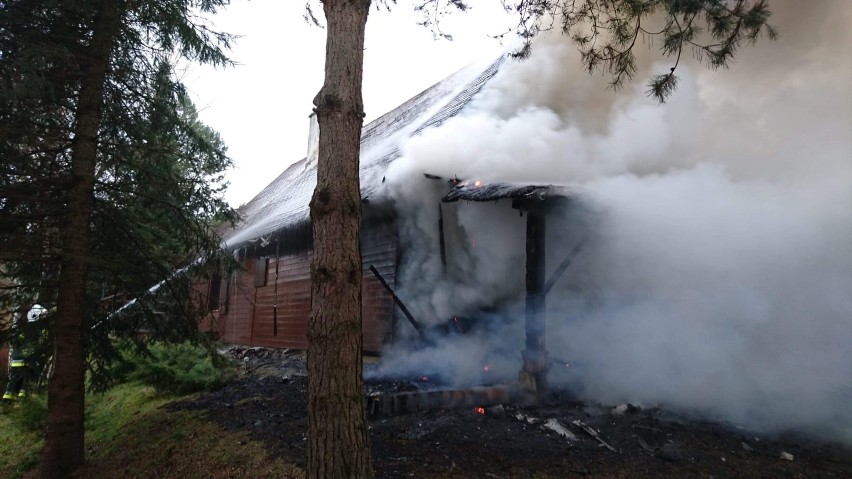 Pożar w Leszczawie Górnej. 6 zastępów strażaków gasiło pożar drewnianego domu mieszkalnego [ZDJĘCIA]
