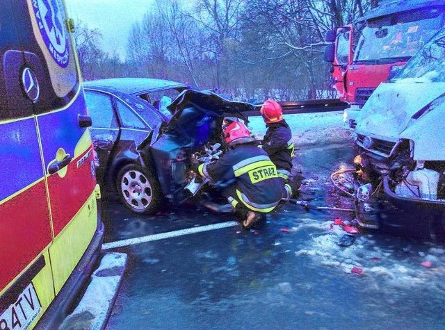 W piątek na ul. Pileckiego (między rondem gen. Maczka a mostem) w Bydgoszczy doszło do zderzenia dwóch pojazdów.- Kierowca audi jadący od strony ronda Maczka podczas nieprawidłowego wyprzedzania zjechał na przeciwny pas ruchu. Tam zderzył się z fiatem ducato, po czym uderzył w barierki - informuje kom. Przemysław Słomski z biura prasowego KWP w Bydgoszczy. Kierowca audi został przewieziony do szpitala.