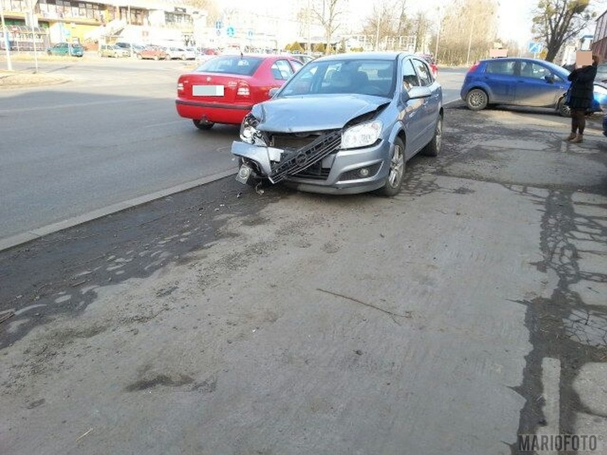 Dwa samochody zderzyły się w poniedziałek po południu na ul....