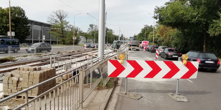 Remont torowiska tramwajowego na Hallera.