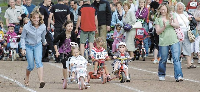 Najmłodszym dziewczynkom najwygodniej jeździło się na rowerkach z trzema kółkami. Powoli, spokojnie pedałowały, ciesząc się, że w ogóle jadą w wyścigu.