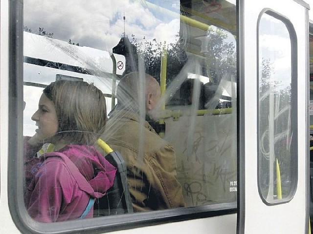 Bazgroły na szybach szczecińskich tramwajów nie tylko psują estetykę, ale również ograniczają widoczność. 