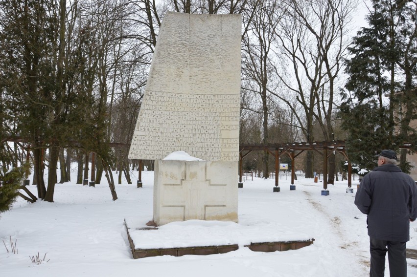 Ostatnie dni Pomnika Krzyża Grunwaldu w Ostrowcu