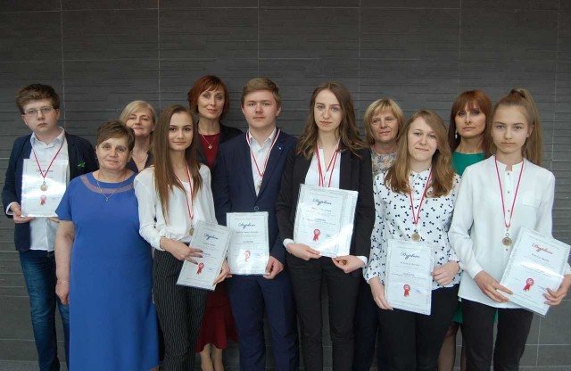Laureaci z gminy Krasocin (gimnazjaliści z Krasocina i Bukowy oraz ze Szkoły Podstawowej w Bukowie) wraz z opiekunami.