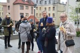 Opolanie jedli banany przed Muzeum Śląska Opolskiego. Protest przeciw cenzurze sztuki