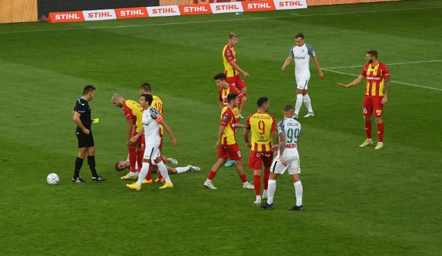 Warta odniosła drugie zwycięstwo w sezonie, skromnie wygrywając 1:0 po golu Michała Kopczyńskiego z rzutu karnego. Więcej goli Zieloni do szczęścia nie potrzebowali, bo zagrali uważnie i skutecznie w obronie. Inna sprawa, że zadanie ułatwili im gospodarze, bo już od 13 min grali w osłabieniu, po czerwonej kartce dla Saszy Balicia. Może Zieloni nie pokazali wielkiego futbolu, ale najważniejsze dla nich jest to, że uczynili kolejny krok w kierunku utrzymania w lidze.Zobacz, jak oceniliśmy piłkarzy Warty -->