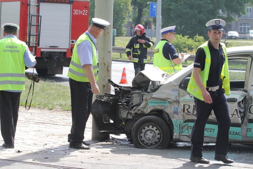 Wrocław: Wypadek na pl. Społecznym. Hyundai zderzył się z BMW (ZDJĘCIA)