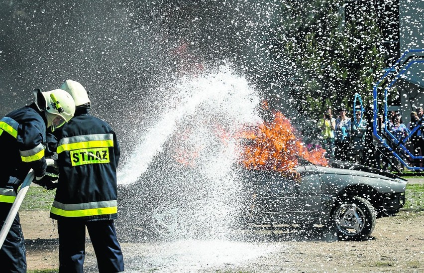 Strażacy - ochotnicy z Ochotniczej Straży Pożarnej w...