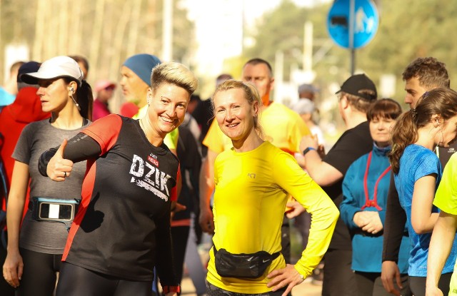 Piękna pogoda towarzyszyła biegaczom podczas sobotniego Parkrunu na toruńskiej Skarpie. Zawodnicy tradycyjnie pokonali dystans 5 kilometrów. Oto nasza fotorelacja z tej imprezy: