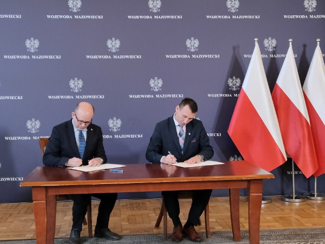 Umowę na dofinansowanie połączeń autobusowych podpisali Sylwester Korgul, starosta białobrzeski (z prawej) i Konstanty Radziwiłł, wojewoda mazowiecki.