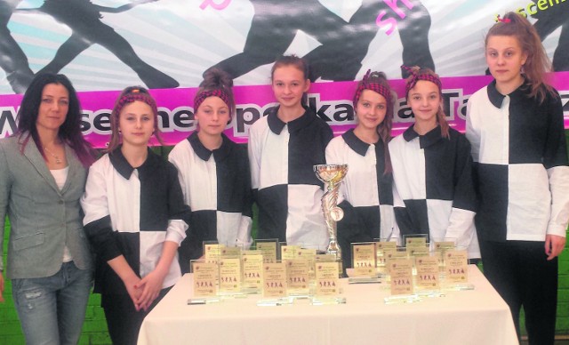 Radomianki wraz z nagrodami i pucharem, jakie otrzymały za zajęcie trzeciego miejsca w turnieju tańca w Zamościu.