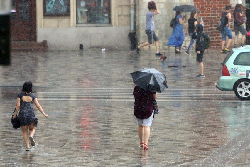 Ulewa nad Lublinem. Spadł nawet grad [ZDJĘCIA, WIDEO]