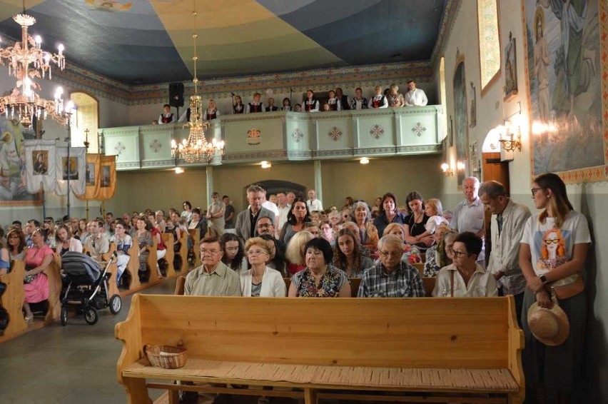 Artyści Teatru Wielkiego Opery Narodowej zaśpiewali w kościele w Smerekowcu