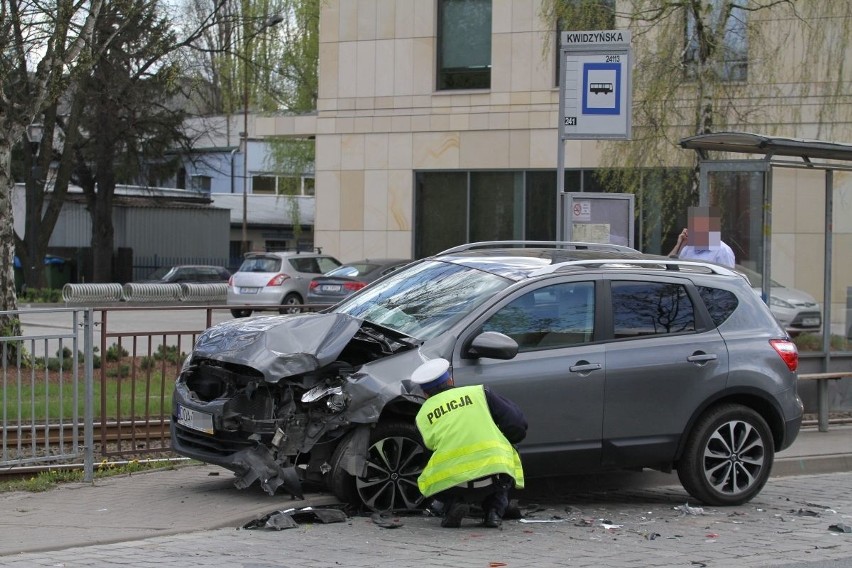 Wrocław: Wypadek na Kwidzyńskiej. Zderzenie dwóch aut i jedna osoba ranna (FILM, ZDJĘCIA) 