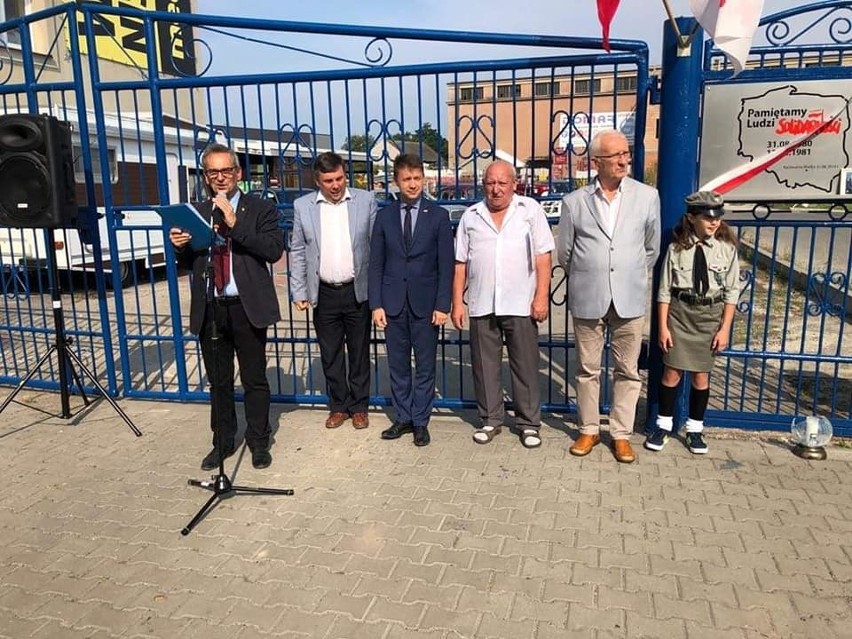 Tablicę poświęconą Solidarności odsłonięto na bramie danej Cukrowni Łubna w Kazimierzy Wielkiej (ZDJĘCIA) 