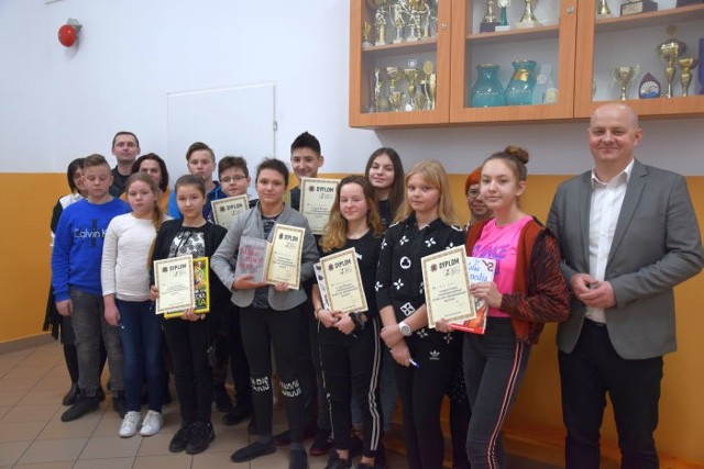 Uczniowie, którzy wzięli udział w konkursie wiedzy pożarniczej dostali dyplomy i nagrody od burmistrza Andrzeja Tuza