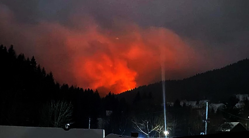 Łuna nad Gorcami. Strażacy całą noc gasili gorejący dom w Zasadnem