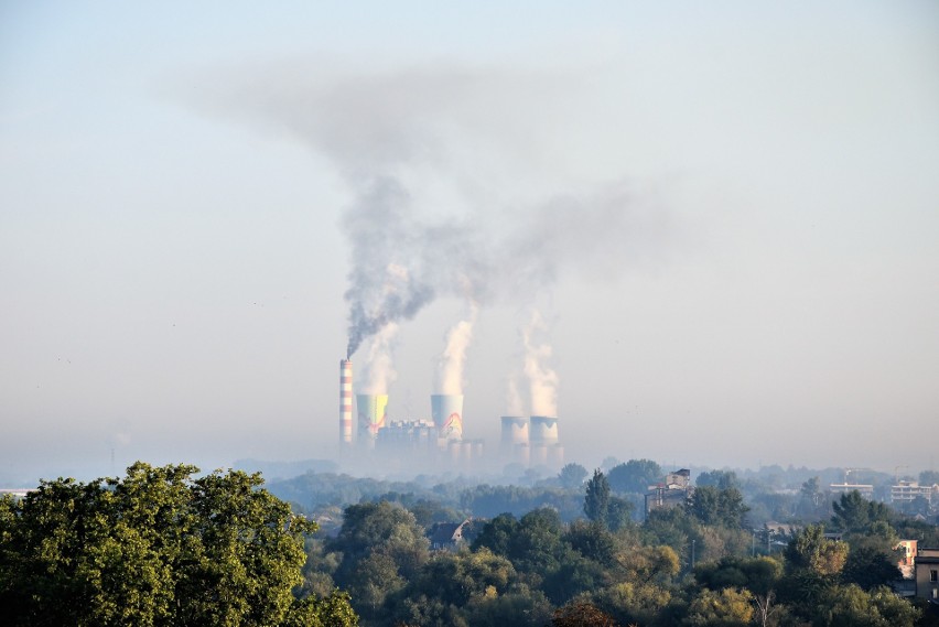 Ciemny dym wylatuje z komina Elektrowni Opole w poniedziałek...