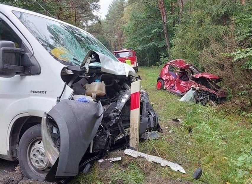 Wypadek w Kwaśniowie. Kierowca zginął w zmiażdżonycm...