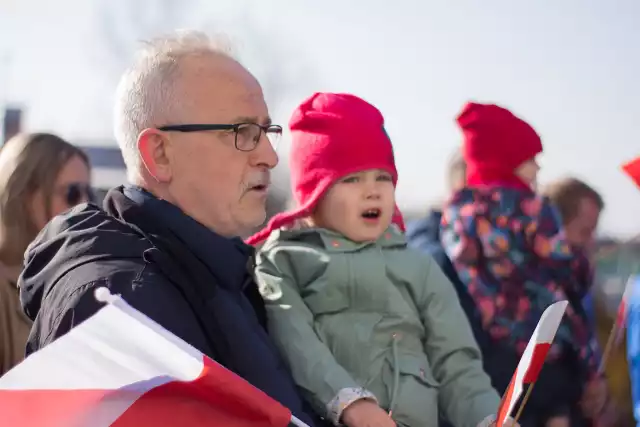 "Niepodległa do Hymnu" w Sędziszowie. Mieszkańcy stanęli do wspólnego odśpiewania Mazurka Dąbrowskiego. Popołudniu - koncert patriotyczny.