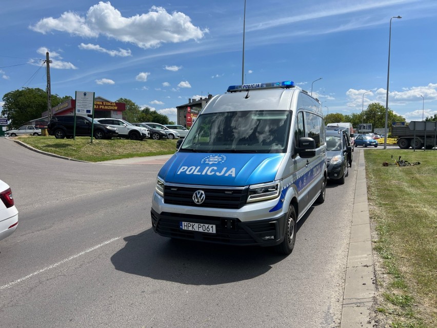 Potrącenie rowerzysty na Alei Solidarności w Przemyślu. Ranny 65-latek trafił do szpitala [ZDJĘCIA]