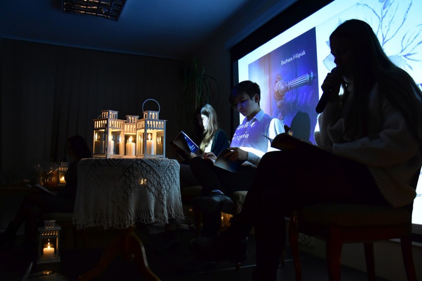 Promocja tomiku wierszy Barbary Filipiak "Drzwi do życia" w Żninie [zdjęcia, wideo] 