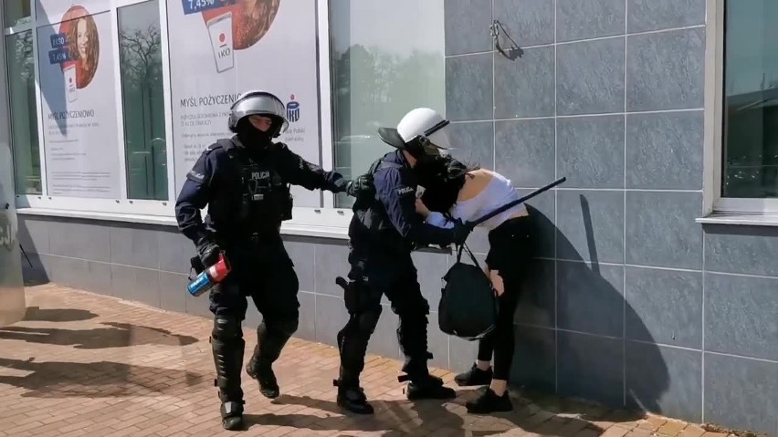 Protest w Głogowie. Policja brutalnie zatrzymała młodą kobietę 