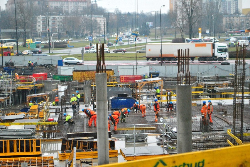 Tarasy Zamkowe powstają na podmokłym, trudnym terenie. W...