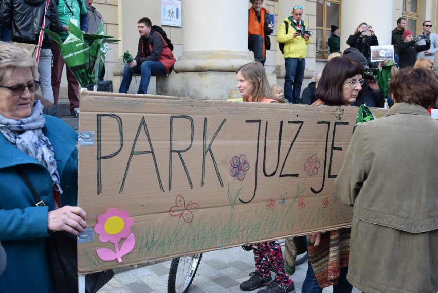 "Przeciwko betonowaniu zielonych płuc Lublina". Marsz w obronie górek czechowskich (ZDJĘCIA)