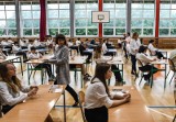 Komentarze po egzaminie ósmoklasisty z angielskiego 2023. Opinie uczniów: „Za łatwy”, „przyjemnie się pisało”. Jak wyglądał egzamin 25 maja?