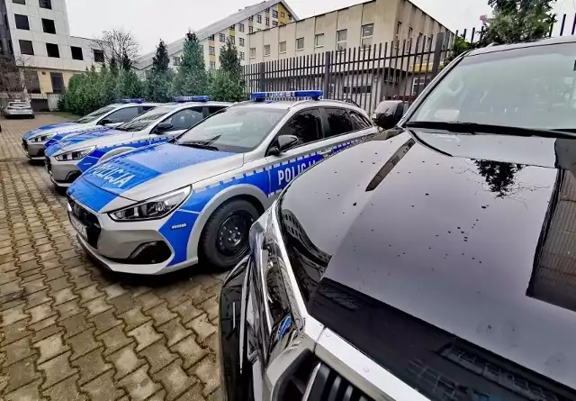 Niemowlę zatrzaśnięte w rozgrzanym samochodzie przy ul. Mieszka I w Białymstoku. Interweniowała policja, straż miejska i pogotowie